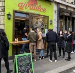 Personas hacen fila para pedir en Ají Dulce, un emprendimiento venezolano en París.