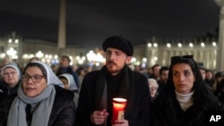 Sejumlah umat Katolik menghadiri ibadah rosario malam hari di mana mereka berdoa untuk kesehatan Paus Fransiskus di Lapangan Santo Petrus di Vatikan, pada 26 Februari 2025. (Foto: AP/Mosa'ab Elshamy)