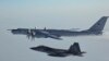 Pesawat pengintai milik Rusia Tu-142 (atas) divegat oleh jet tempur di dekat wilayah pesisir Alaska, pada 9 Maret 2020. (Foto: North American Aerospace Defense Command via AP, File)