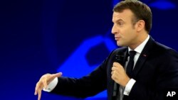 Presidenti francez Emmanuel Macron gjatë fjalës në çelje të Forumit për Paqen