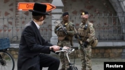 حضور گشتی‌های ارتش بلژیک در مقابل مؤسسات یهودی پس از حملات یهودی‌ستیزانه اخیر در سراسر اروپا تشدید شده است.