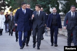 Perdana Menteri Spanyol Pedro Sanchez berjalan dengan Presiden Prancis Emmanuel Macron saat mereka bertemu untuk menghadiri KTT Spanyol-Prancis di Montjuic, Barcelona, Spanyol, 19 Januari 2023. (REUTERS/Bruna Casas)