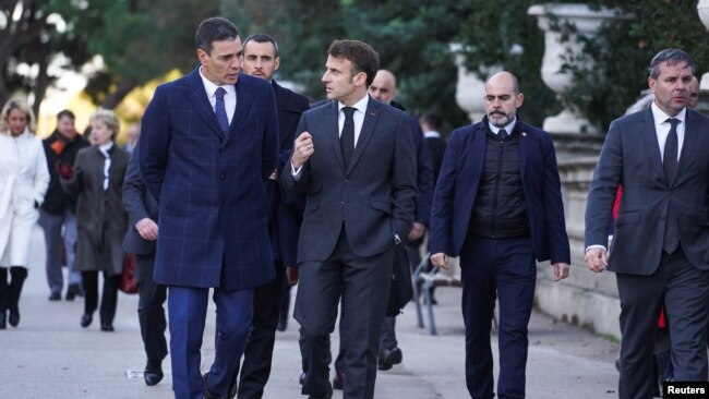 Fransa Cumhurbaşkanı Emmanuel Macron, Barselona'da İspanya Başbakanı Pedro Sanchez ile biraraya geldi.