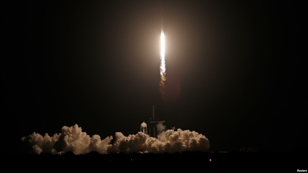 Un cohete Falcon 9 de SpaceX con una cápsula Crew Dragon asciende después de ser lanzado por la NASA con cuatro astronautas desde el Centro Espacial Kennedy en Cabo Cañaveral, Florida, el 23 de abril de 2021.