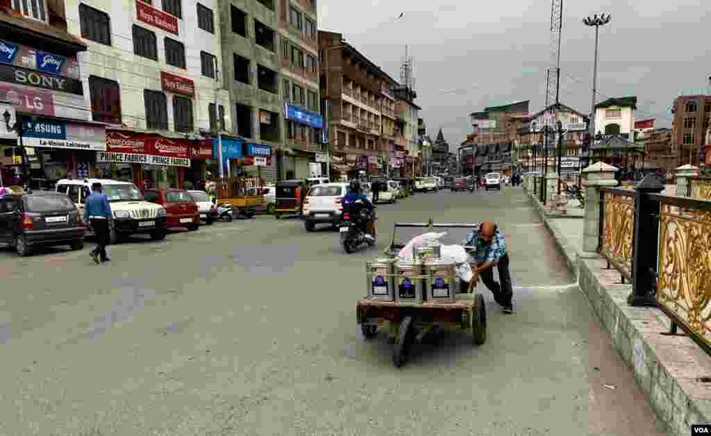 کاروباری سرگرمیوں پر پابندی کی وجہ سے محنت کش طبقے کی معاشی پریشاینوں میں بھی اضافہ ہورہا تھا۔