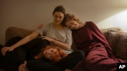 Gambar yang dirilis Netflix ini menunjukkan, (ki-ka) Elizabeth Olsen, Carrie Coon dan Natasha Lyonne dalam "His Three Daughters." (AP)