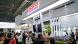 美国最大的连锁会员制仓储量贩店Costco(开市客)的标识出现在上海会议中心举行的中国国际进出口博览会上。（2018年11月5日）