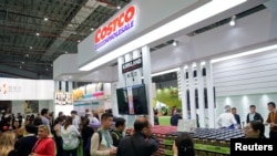 美國最大的連鎖會員制倉儲量販店Costco(開市客)的標識出現在上海會議中心舉行的中國國際進出口博覽會上。 （2018年11月5日）