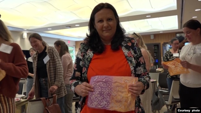 Dana Paraschivu yang berasal dari Romania memperlihatkan karya batiknya (dok: VOA)