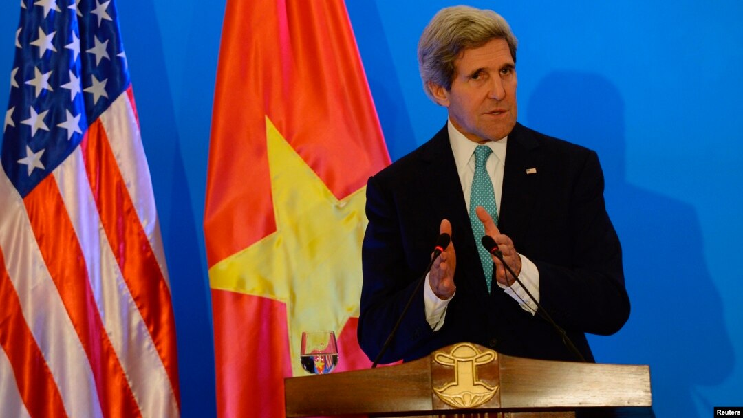 Menlu AS John Kerry saat memberikan penjelasan kepada media dalam konferensi pers di Hanoi, Senin (16/12). 