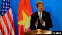 Menlu AS John Kerry saat memberikan penjelasan kepada media dalam konferensi pers di Hanoi, Senin (16/12). 