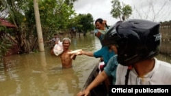 Convoy of Hope အဖွဲ့ ရေဘေးဒုက္ခသည်တွေကို ကူညီနေစဉ်