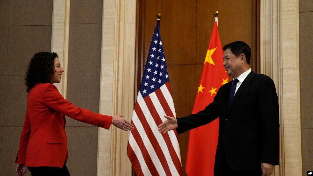 资料照：2024年1月30日，在北京钓鱼台国宾馆，美国白宫禁毒代表团团长、总统副助理兼国土安全部副顾问珍·达斯卡尔（Jen Daskal,左)与中国公安部部长王晓红握手。(photo:VOA)