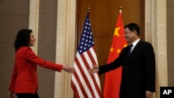资料照：2024年1月30日，在北京钓鱼台国宾馆，美国白宫禁毒代表团团长、总统副助理兼国土安全部副顾问珍·达斯卡尔（Jen Daskal,左)与中国公安部部长王晓红握手。