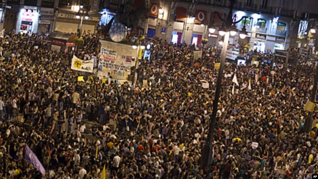 Ribuan warga Spanyol berkumpul di lapangan Puerta del Sol di ibukota Madrid memprotes langkah penghematan pemerintah (12/5).