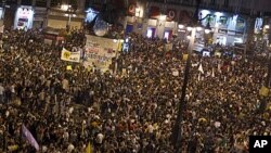 Ribuan warga Spanyol berkumpul di lapangan Puerta del Sol di ibukota Madrid memprotes langkah penghematan pemerintah (12/5).