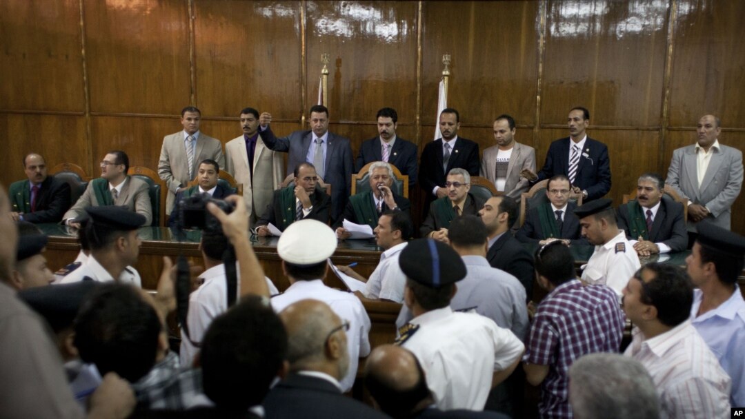 Egypt’s High Administrative Court judge Nazeh Tangho, center, reads decision on constitution in Cairo, Oct. 23, 2012.