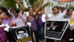 FILE - Sri Lankan women shout slogans during a protest in Colombo, Sri Lanka, Jan. 11, 2013, condemning the execution of Sri Lankan domestic worker Rizana Nafeek in Saudi Arabia. (AP Photo/Eranga Jayawardena)