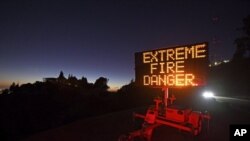 Una señal al costado de la carretera advierte a los automovilistas del peligro extremo de incendio en Grizzly Peak Boulevard, en Oakland, California, el domingo 25 de octubre de 2020. 