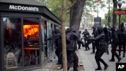 Un restaurante de McDonald's fue blanco de la violencia del 1 de mayo de 2018 en París.