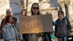 Белград: траурная манифестация в память об Алексее Навальном перед посольством РФ в Сербии. Февраль 2024 г. 