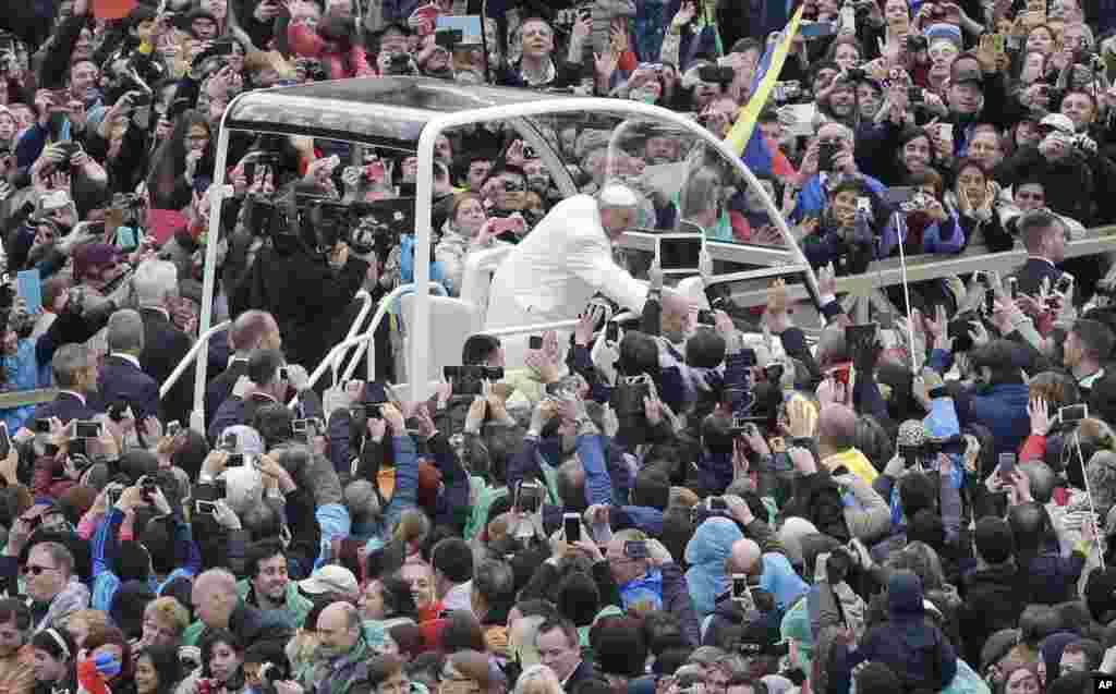 Pope Francis salutes faithful in St. Peter&#39;s square at the Vatican, April 5, 2015.