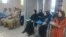 Salah satu universitas di Kabul, mahasiswi dipisahkan dari mahasiswa dengan tirai di tengah ruangan.