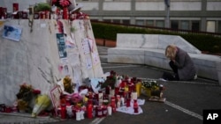 Una mujer ora cerca de un altar improvisado en el hospital donde está bajo tratamiento el papa Francisco, en Roma, Italia, el 11 de marzo de 2025.