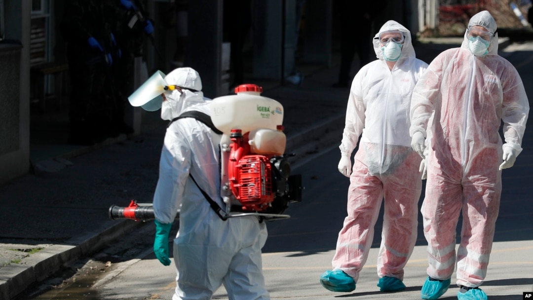 Medicinski radnici u zaštitnoj opremi tokom epidemije koronavirusa, ispred Klinike za infektivne i tropske bolesti u Beogradu, Srbija, 16. marta 2020. (AP Photo/Darko Vojinovic)