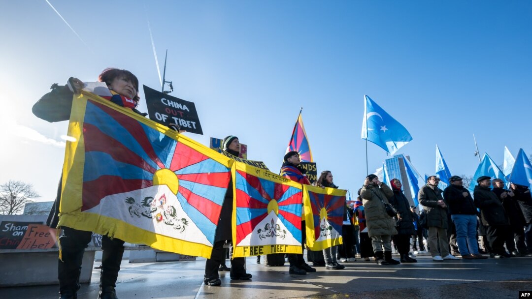 Aksi protes aktivis Tibet dan Uighur di luar Kantor PBB di Jenewa saat peninjauan catatan hak asasi manusia China oleh Dewan Hak Asasi Manusia PBB, 23 Januari 2024.