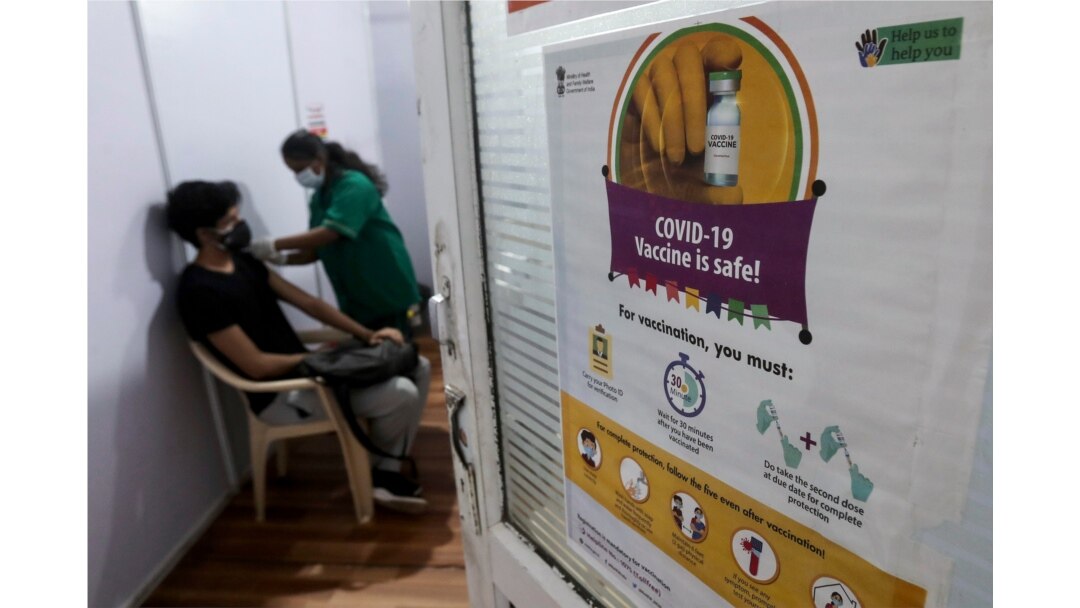 Seorang petugas kesehatan memberikan vaksin COVISHIELD untuk COVID-19 di sebuah pusat vaksinasi di Mumbai, India, Senin, 3 Mei 2021. (Foto: AP Photo/Rafiq Maqbool)