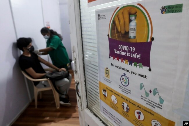 Seorang petugas kesehatan memberikan vaksin COVISHIELD untuk COVID-19 di sebuah pusat vaksinasi di Mumbai, India, Senin, 3 Mei 2021. (Foto: AP Photo/Rafiq Maqbool)