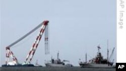 한국 해군, 천안함 선체 인양 작업 착수