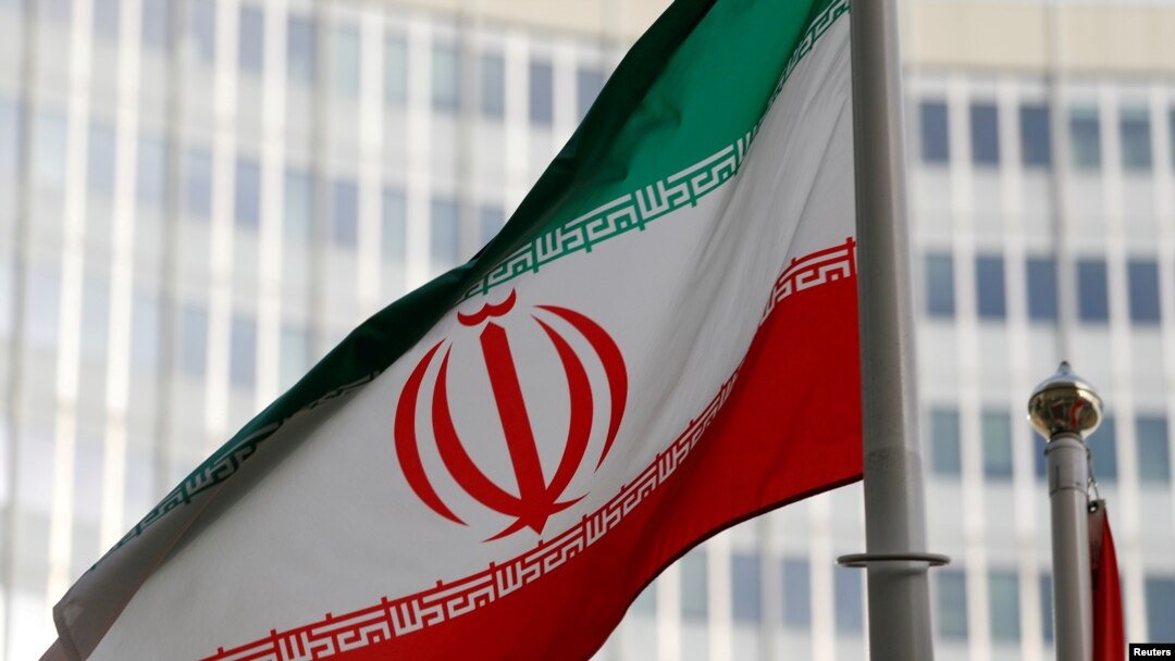 Bendera Iran di depan markas besar Badan Energi Atom Internasional (IAEA) di Wina, Austria, 4 Maret 2019. (Foto: dok).