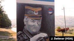 Mural i Ratko Mladiçit i ngritur në Kalinovik të Republikës Serbe të Bosnjes nga përkrahësit e tij, të cilët e quajnë hero lufte