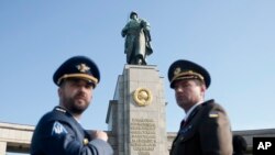 Soldiers attend commemorations to mark the 75th anniversary of Victory Day and the end of WWII in Europe at the Soviet War memorial at the boulevard 'Strasse des 17. Juni' in Berlin, Germany, May 8, 2020.