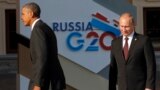 Путін та Обама розходяться, потиснувши руки.