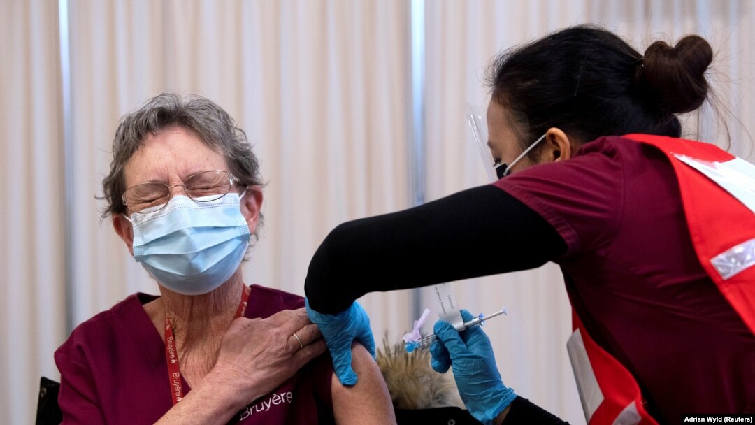 Seorang pekerja bereaksi saat divaksinasi dengan vaksin Covid-19 buatan Pfizer-BioNTech, di Civic Hospital, Ottawa, Ontario, Canada, 15 Desember 2020. (Foto: Reuters/Adrian Wyld).