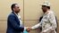 Poignée de main entre le chef adjoint du Conseil militaire de transition, Mohamed Hamdan Dagalo, et le leader de la coalition de l'opposition, Ahmad al-Rabiah, lors d'une cérémonie de signature à Khartoum, au Soudan, le 4 août 2019.