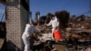 Katelyn White, a la izquierda, y su marido John Borbone revisan su propiedad devastada por el fuego tras el incendio de Palisades, en el barrio de Pacific Palisades de Los Ángeles, el martes 28 de enero de 2025.