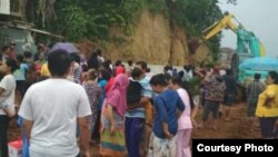 Situasi penyelamatan dan evakuasi empat anak-anak yang tertimpa tanah longsor ketika sedang bermain di Cicurug, Sukabumi, Jawa Barat, Kamis sore (10/1). (Foto courtesy : Pusdalops BPBD Sukabumi)