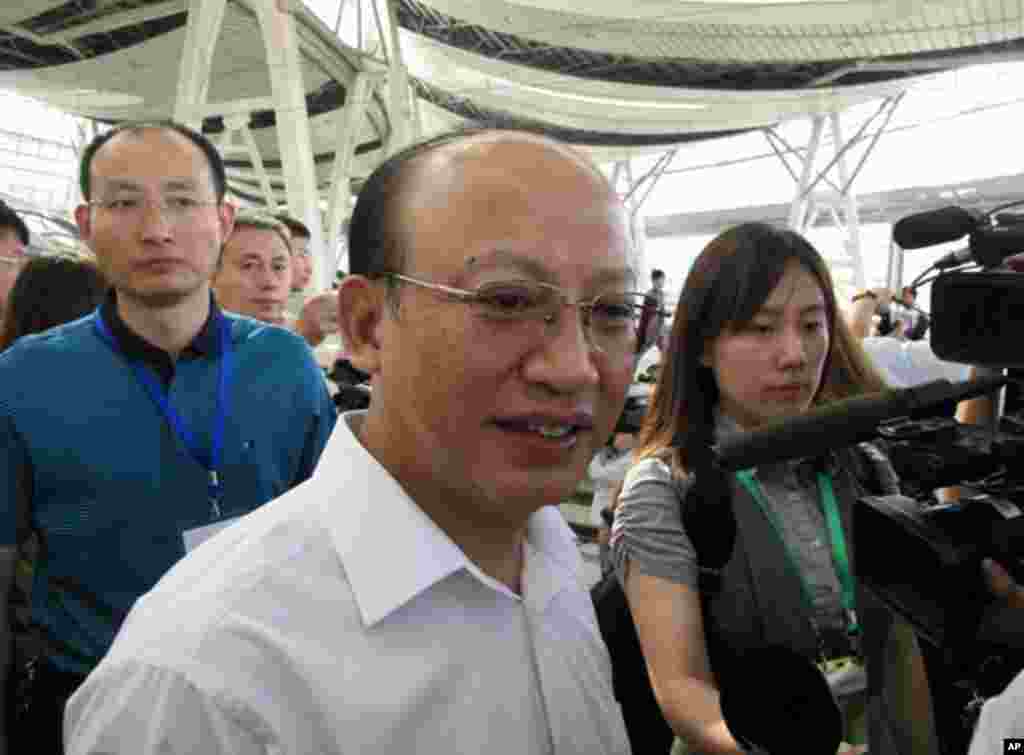 铁道部总工程师何华武接受记者联合采访