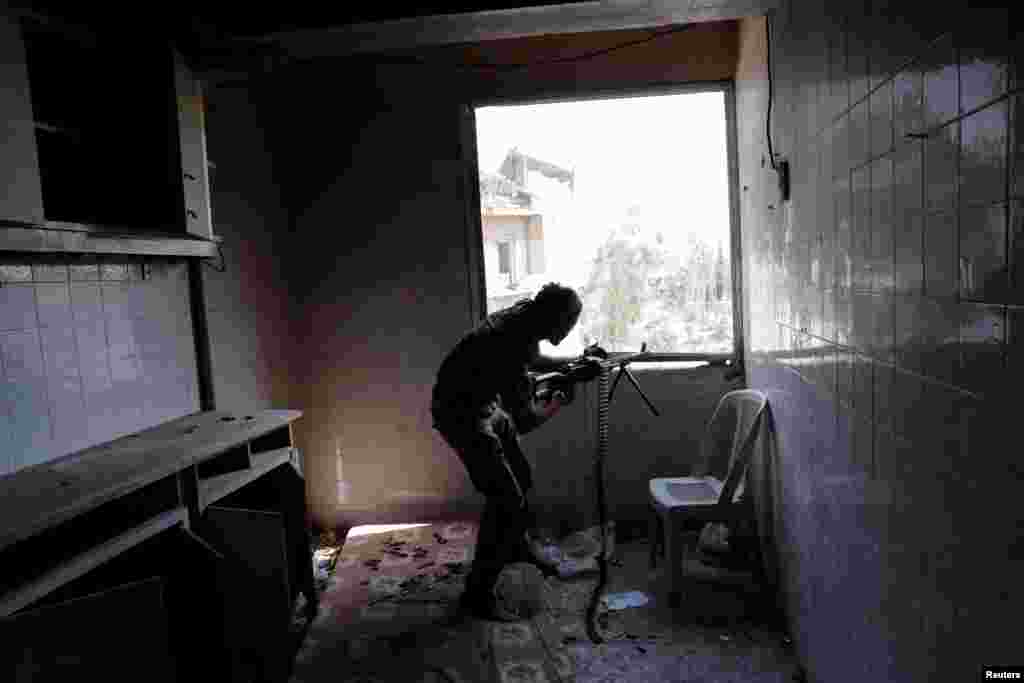 ایس ڈی ایف کے جنگجو اب تک شہر کے 80 فی صد علاقے کو آزاد کراچکے ہیں۔ باغیوں کو امریکہ اور اس کے اتحادی ملکوں کی فضائی مدد بھی حاصل ہے جن کے طیارے شہر میں داعش کے ٹھکانوں پر بمباری کر رہے ہیں۔