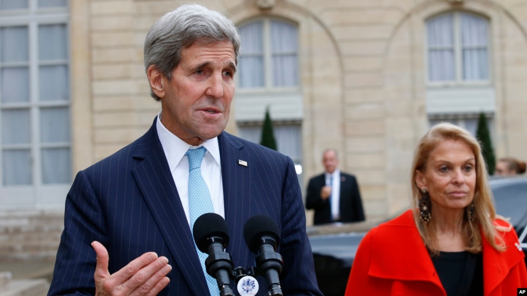 Menlu AS John Kerry (kiri) memberikan pernyataan kepada media di Paris, Selasa (17/11).
