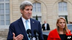 Menlu AS John Kerry (kiri) memberikan pernyataan kepada media di Paris, Selasa (17/11).