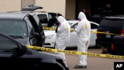 24일 미국 미시시피주에서 백악관 독극물 편지 용의자의 집을 조사 중인 수사 관계자들.