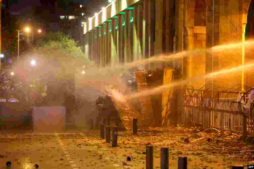 مظاہرین کا مطالبہ ہے کہ ماہرین پر مشتمل ایک حکومت قائم کی جائے جس میں کسی سیاسی پارٹی کا کوئی عہدے دار شامل نہ ہو۔