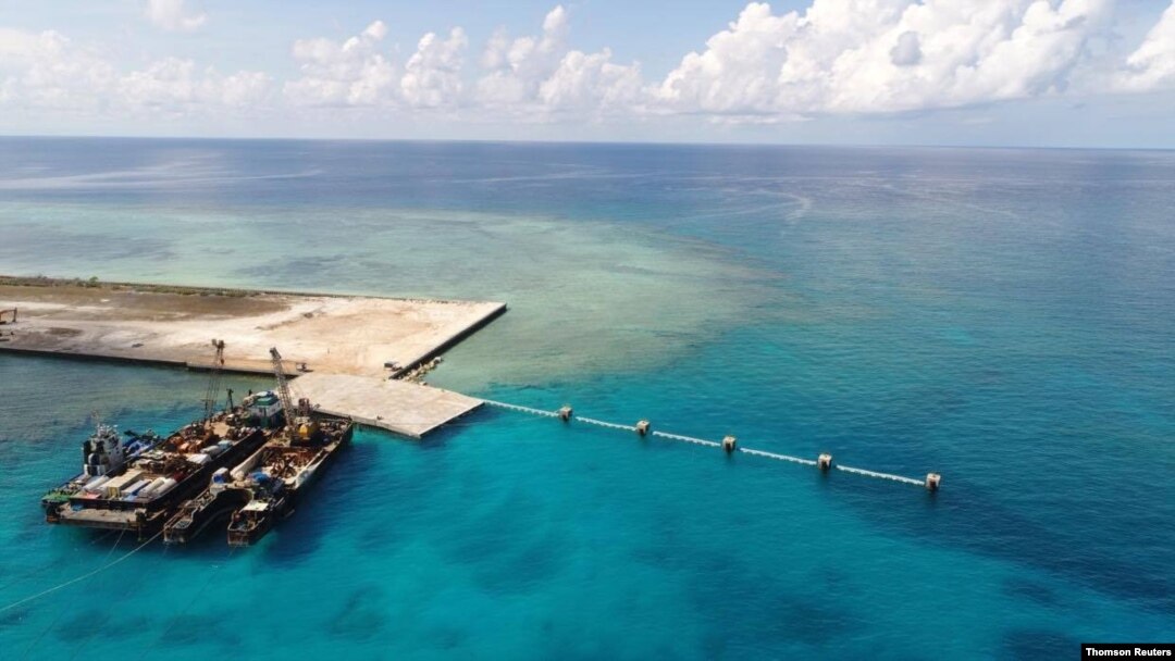 Jalan pantai yang baru dibangun di Pulau Thitu di Laut Cina Selatan yang disengketakan. (Courtesy: Departemen Pertahanan Nasional Filipina) 