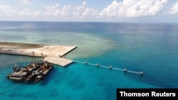 Jalan pantai yang baru dibangun di Pulau Thitu di Laut Cina Selatan yang disengketakan. (Courtesy: Departemen Pertahanan Nasional Filipina) 