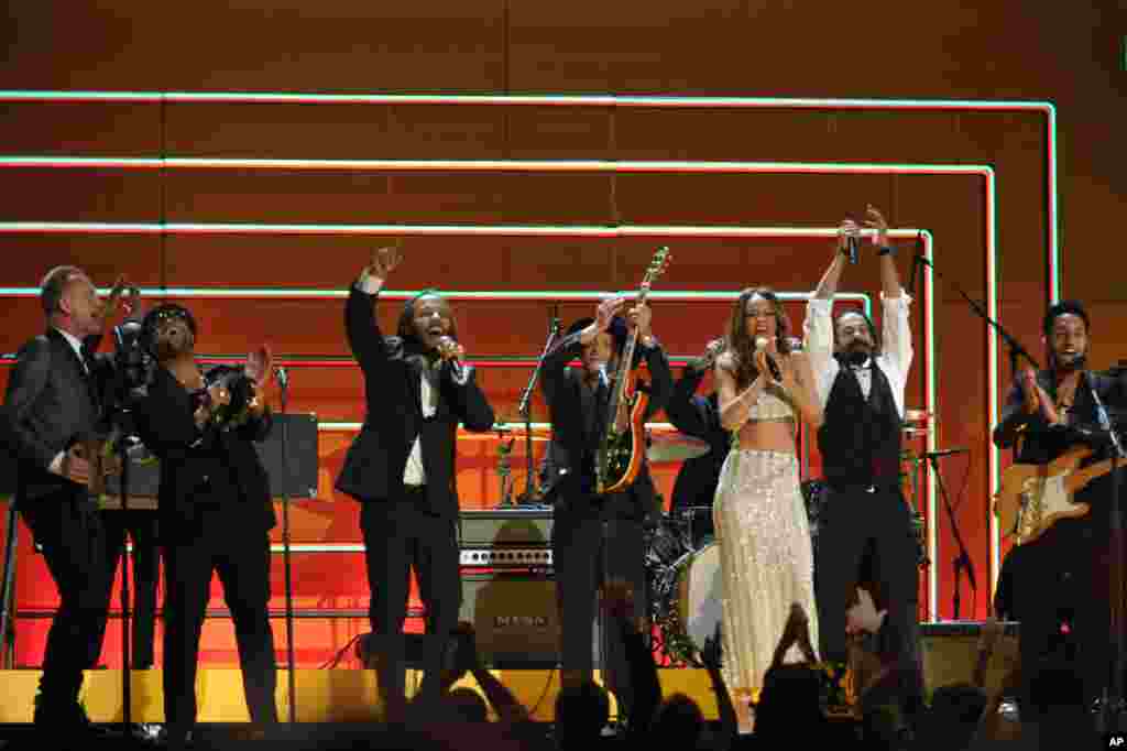 Sting, Ziggy Marley, Bruno Mars, Rhianna y Damian Marley durante su actuaci&oacute;n en los Grammy.